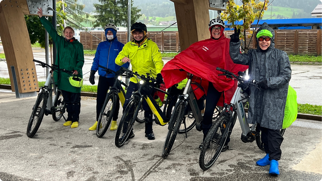 Ispred hotela u punoj kišnoj opremi