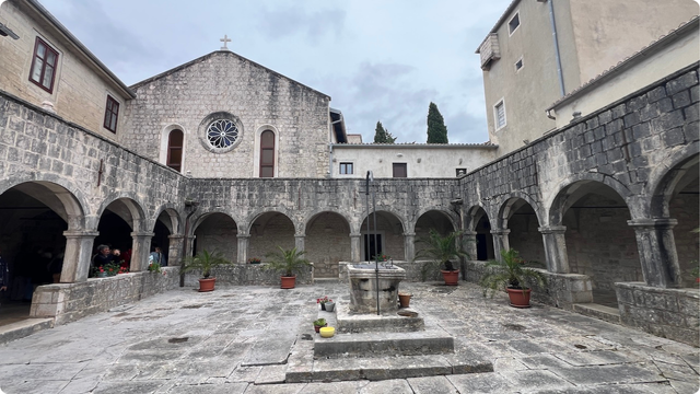 Košljun dvorište samostana