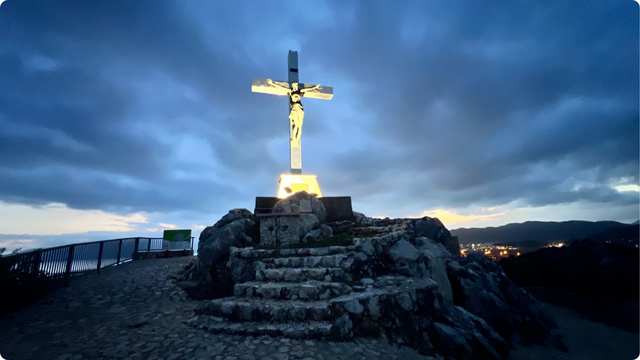 Vjetroorgulje u Rogotivnu - Križ na vrhu brda Tovro